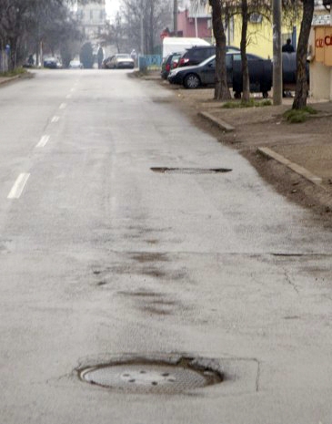 Apel către primar/ "O lopată de asfalt" pe strada Victor Vâlcovici!