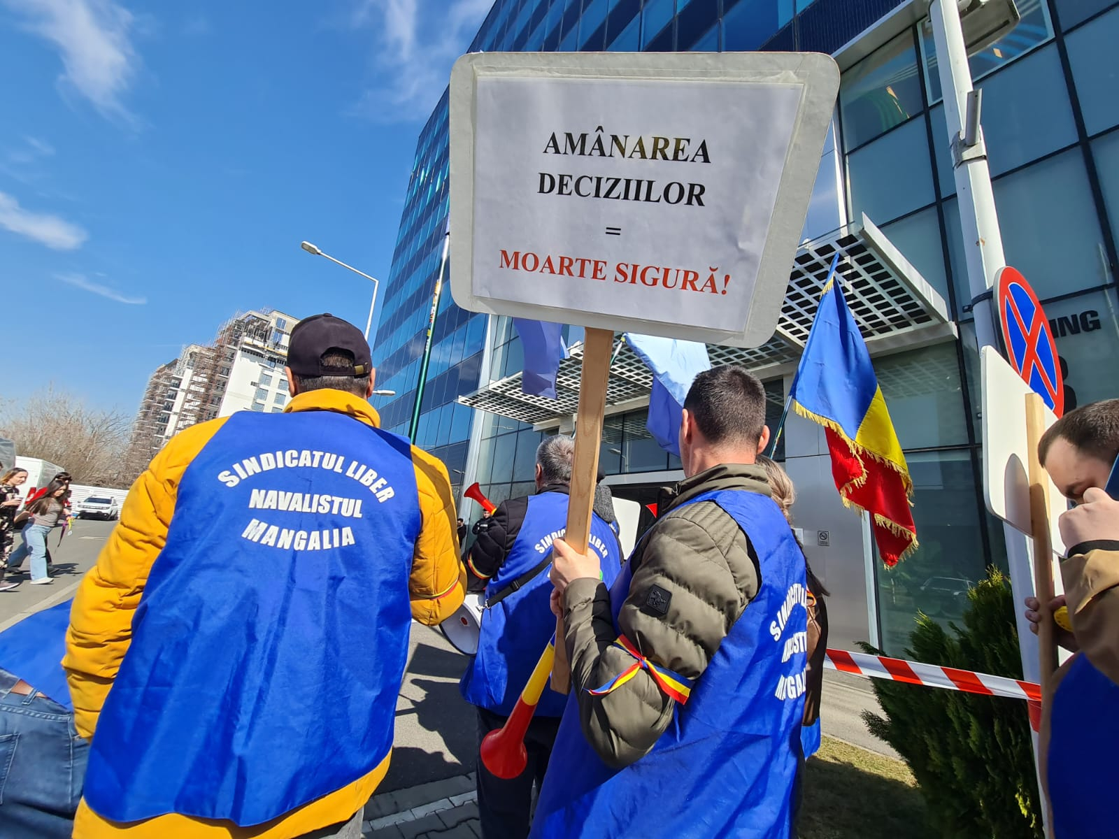 Protestul navaliștilor din Mangalia în fața Ambasadei Olandei