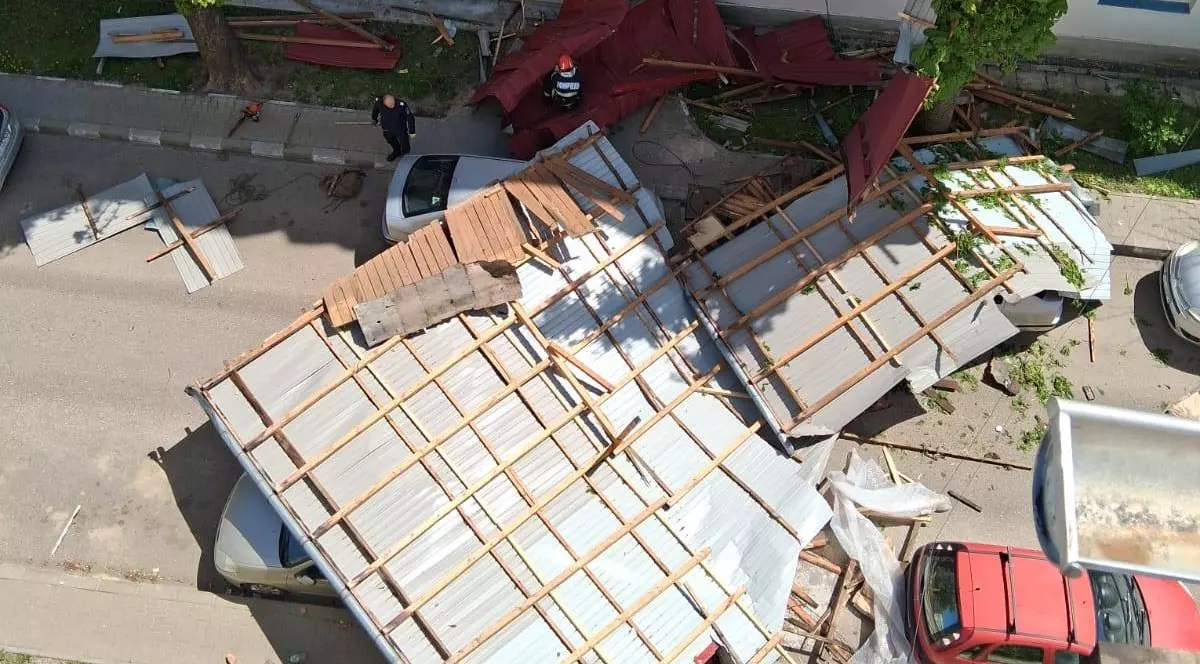 Un bărbat a murit lovit de acoperișul smuls de vânt