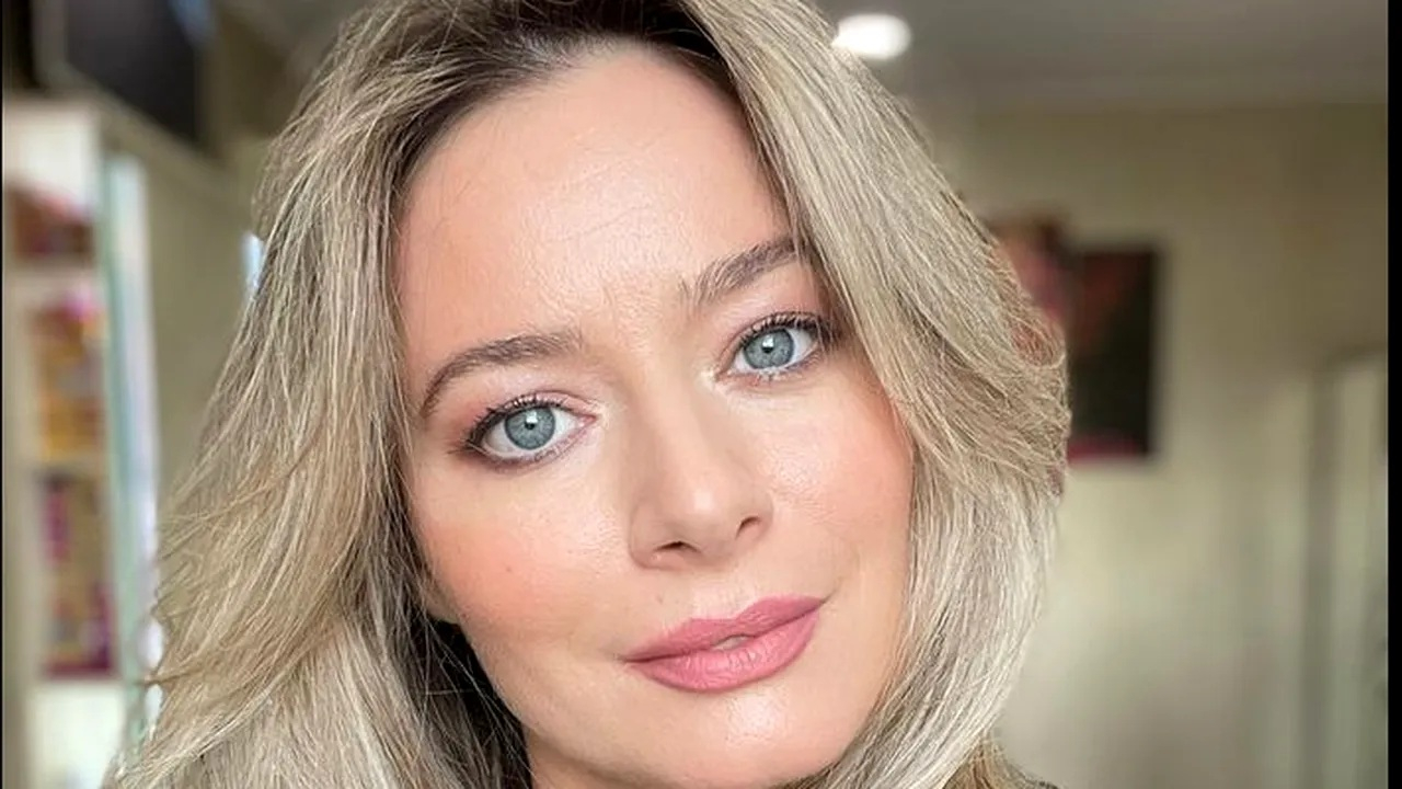 Laura Cosoi va fi mamă a cincea oară. Ce fel vede relaţiile de familie
