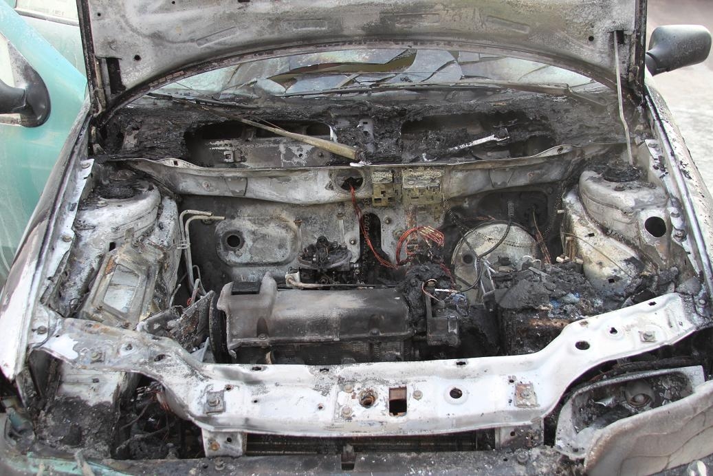 MAŞINA unui contrabandist A LUAT FOC în mers