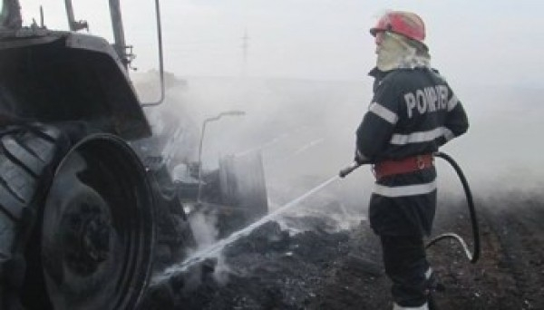 Un utilaj de deszăpezire a luat foc pe Brăilei în timp ce curăţa strada
