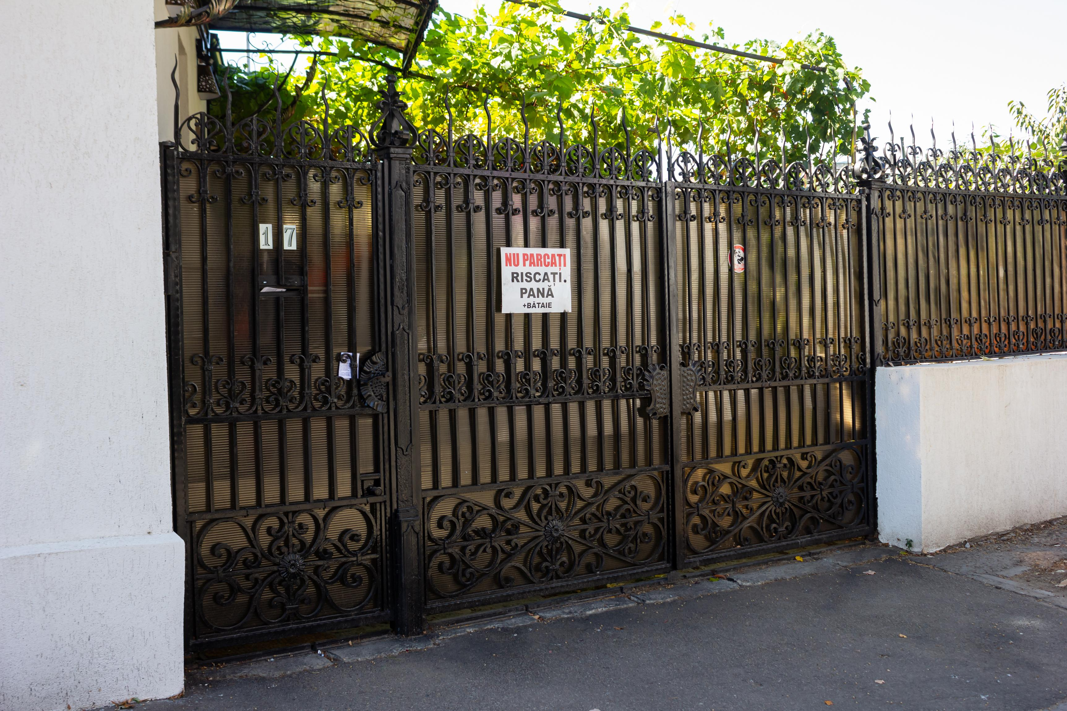 Cale de acces, păzită cu ”pană” și ”bătaie”