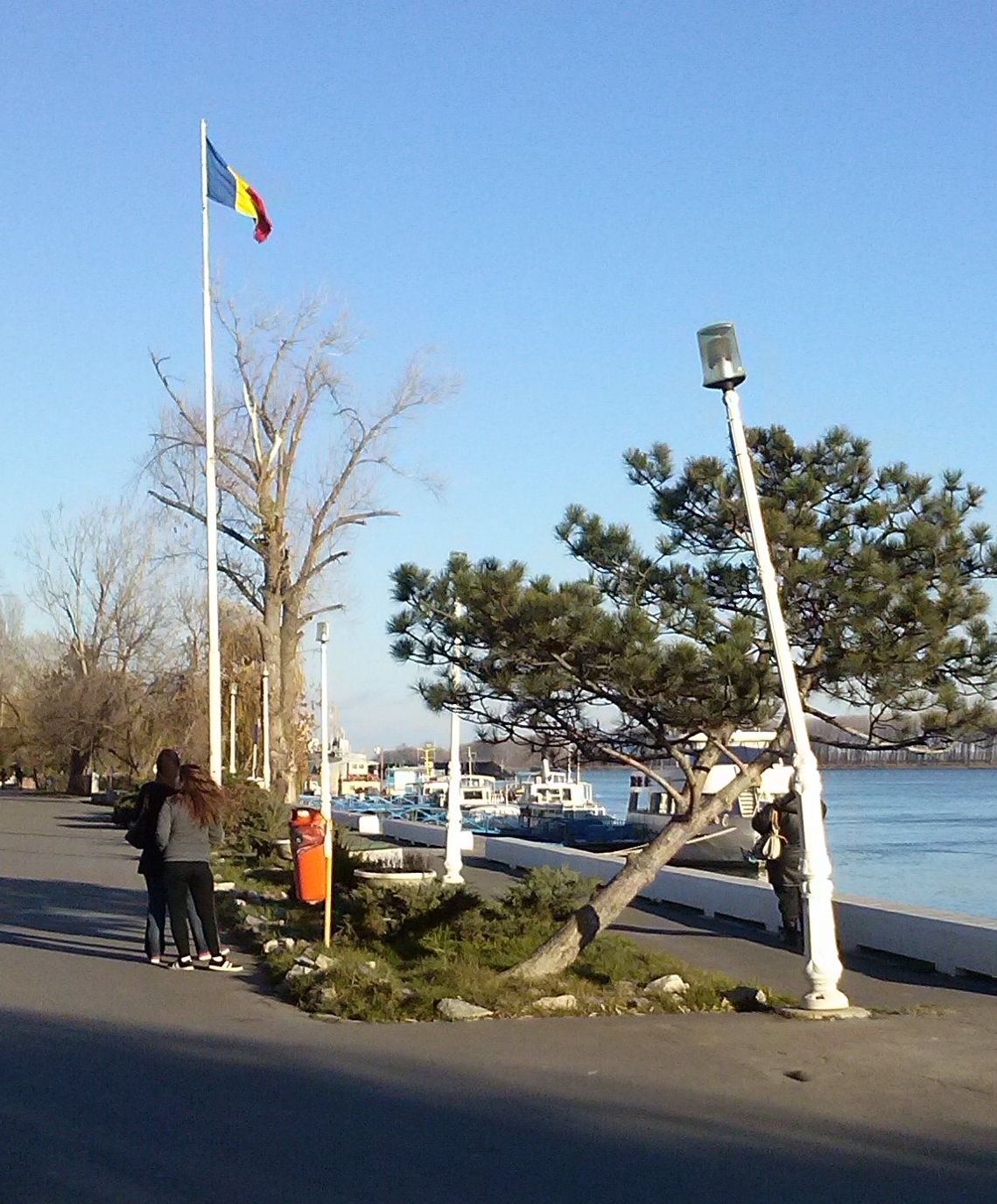 Pe faleza gălăţeană: Stâlpul din Pisa cere îndreptare