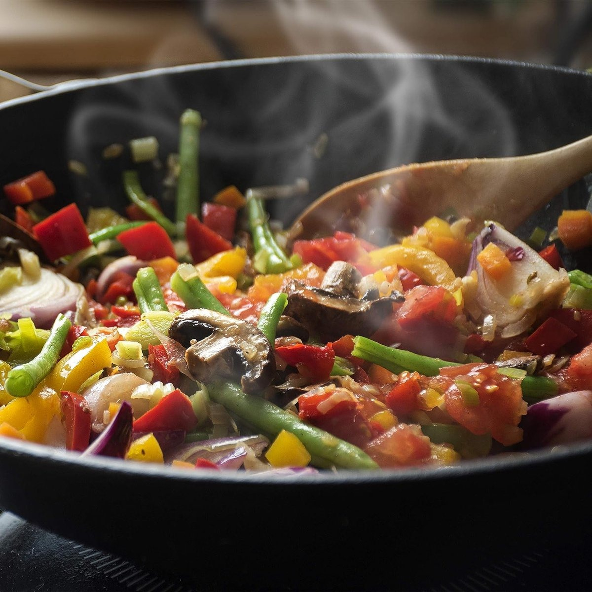 Marcel se ține ca tigaia-mațul de noi