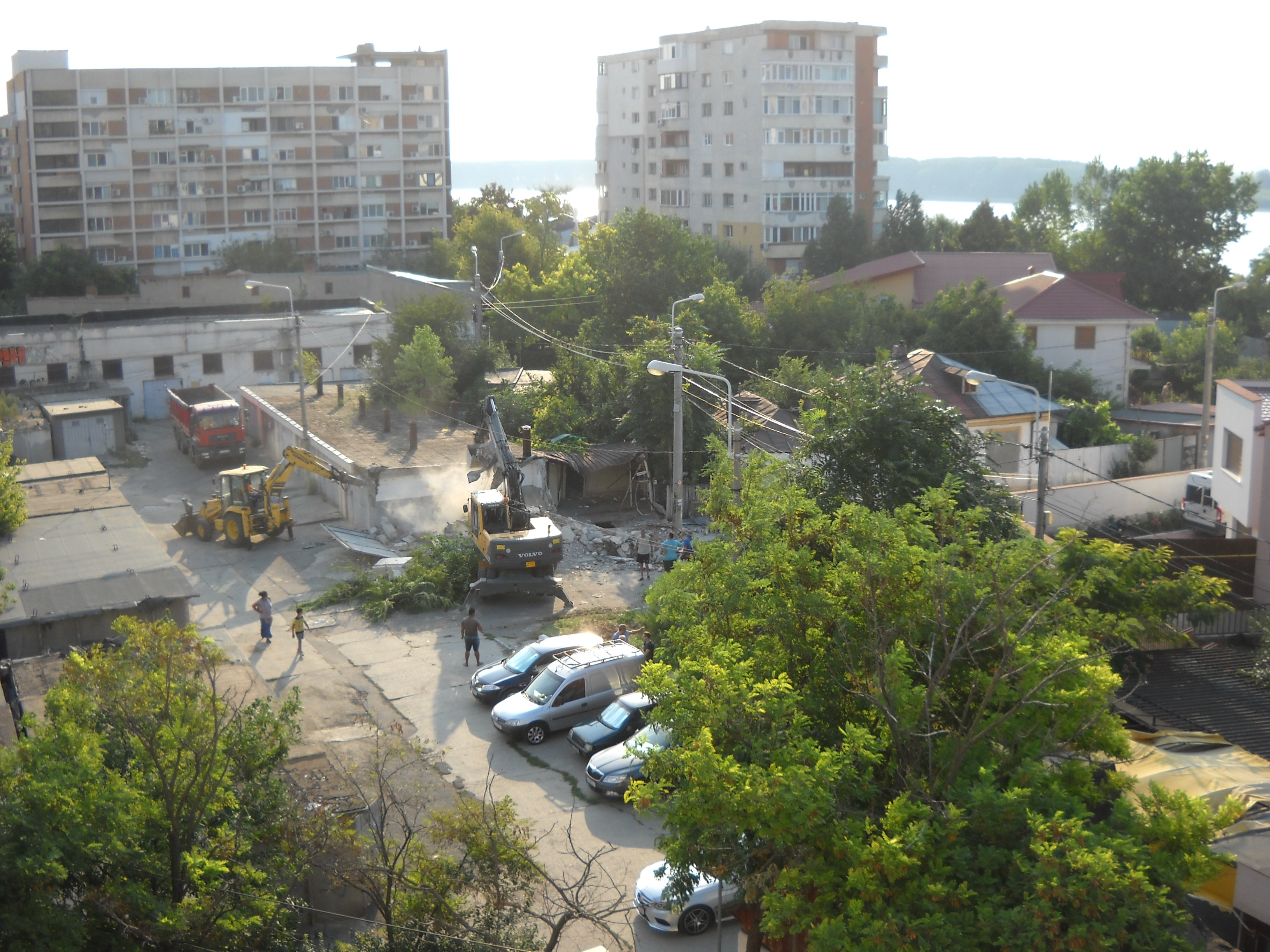 GARAJE puse la pământ. A început DEMOLAREA în zona blocului R5