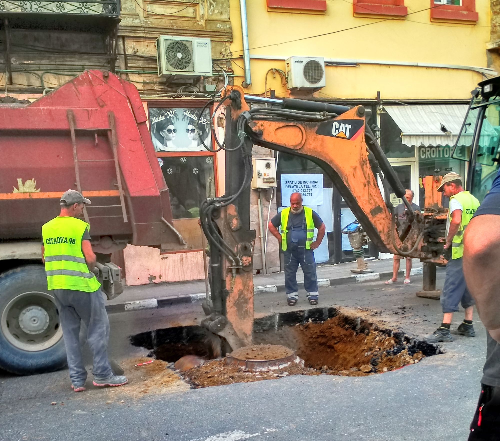 Galaţiul s-a umplut de gropi. Pericole publice la tot pasul