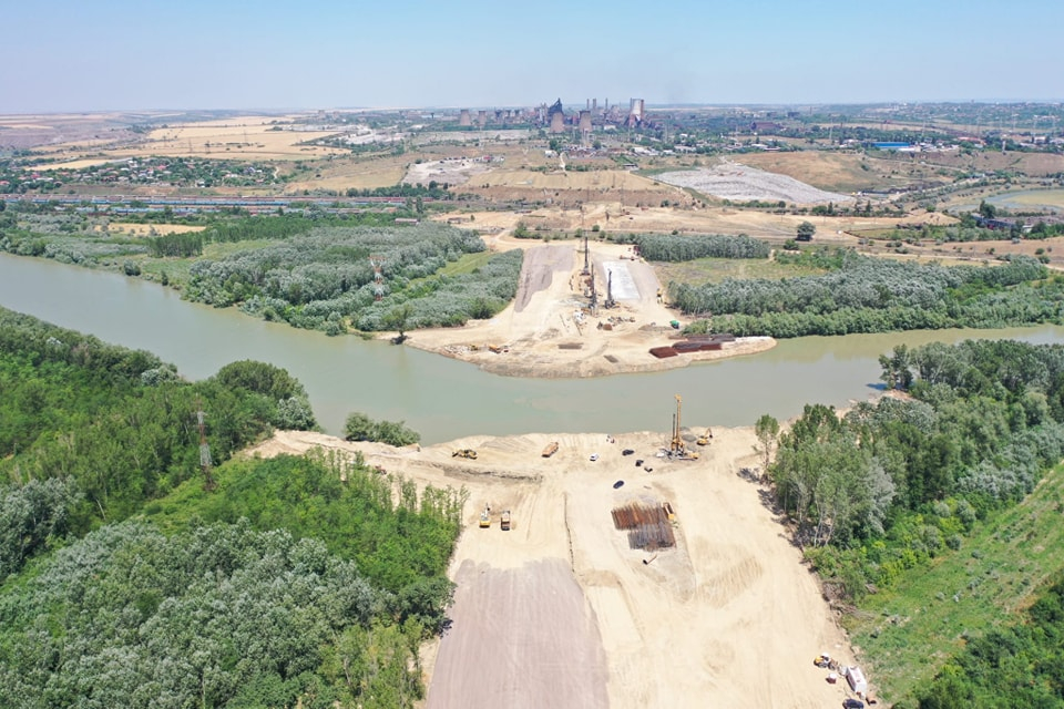 Lucrările la podul de peste Siret avansează