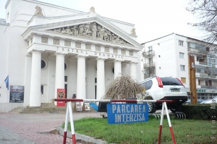 Showroom auto în faţa Teatrului Dramatic 