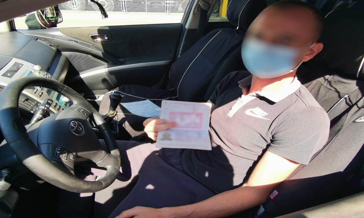 Și-au cumpărat de pe internet permise de rezidență