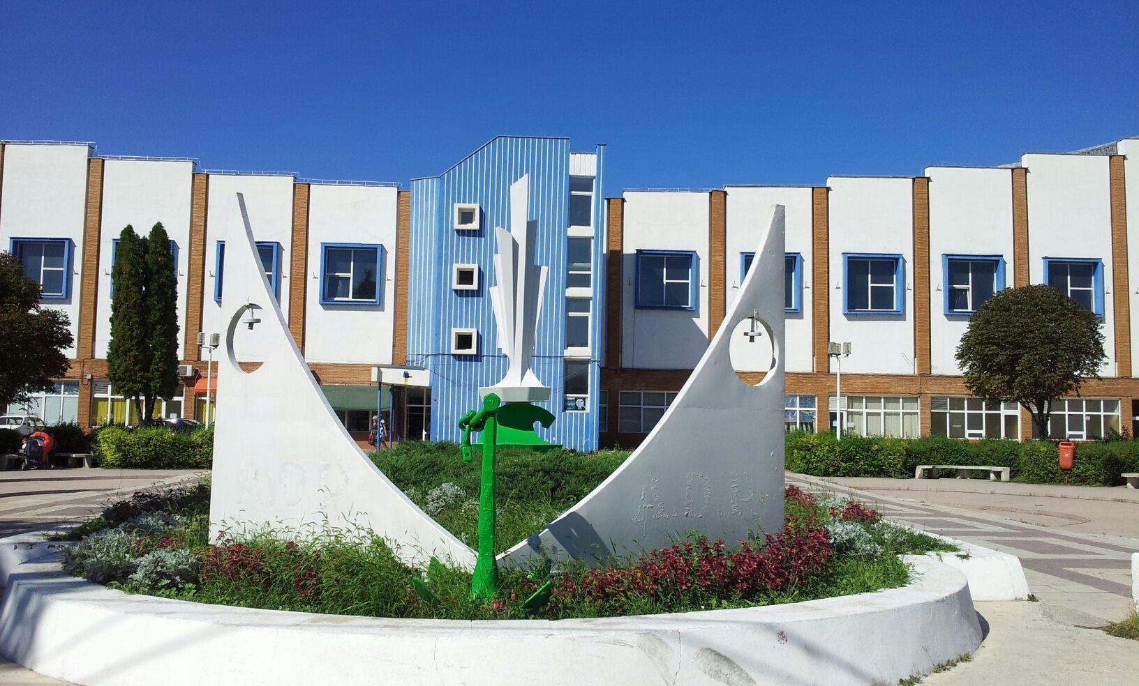 Monumentului de lângă Patinoar îi lipsesc... patinatorii