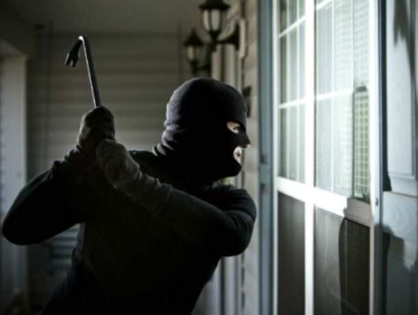 Doi hoţi au intrat pe geam în casa unor bătrâni