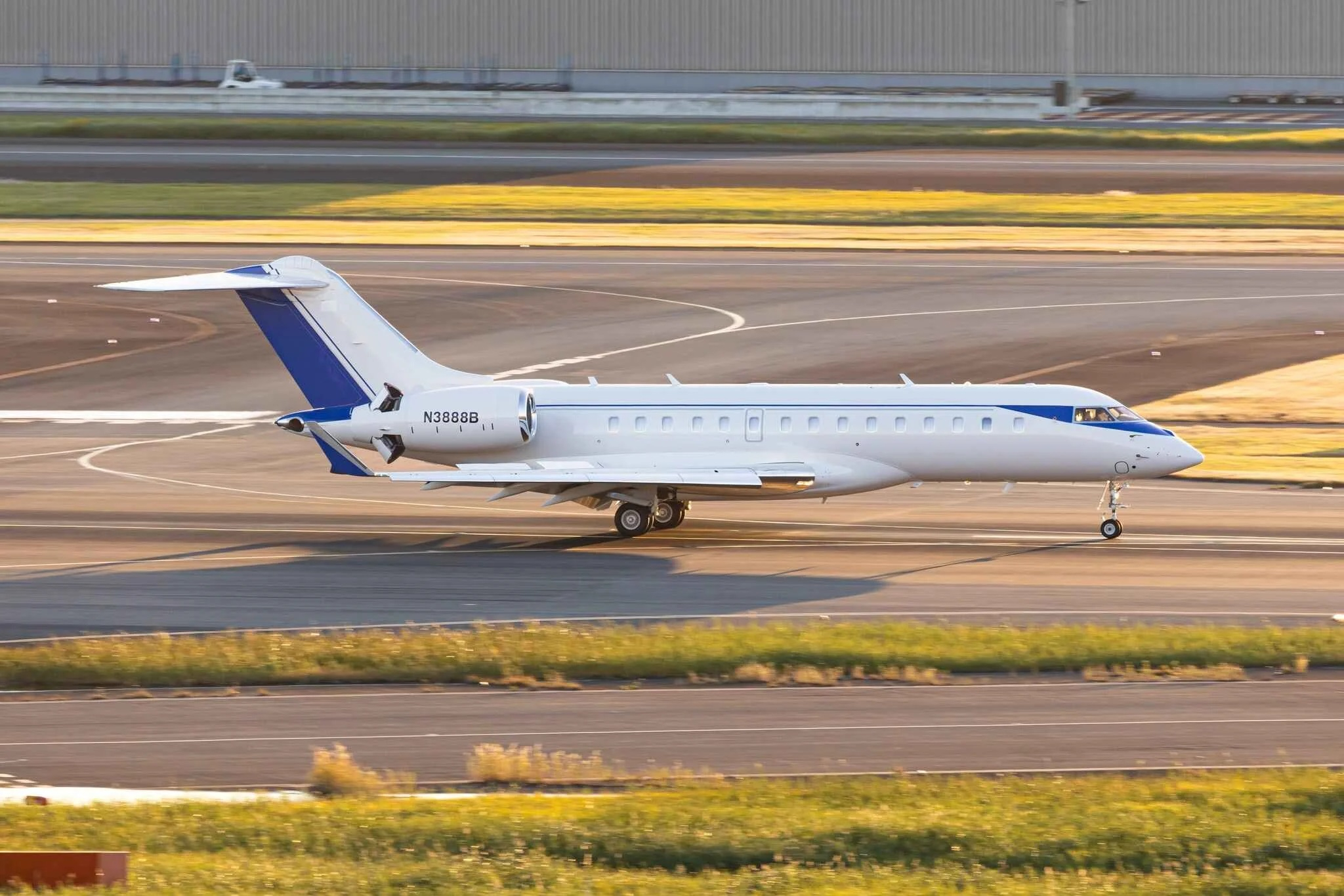 Președintele folosește avionul lui Țiriac pentru vizita la Washington