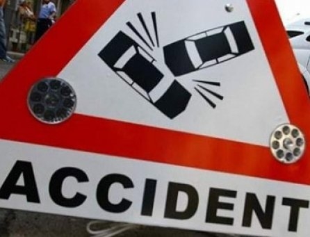 TRAGEDIE RUTIERĂ/ UN MORT şi mai mulţi RĂNIŢI după ce MAŞINA în care se aflau a fost LOVITĂ de o autoutilitară intrată de pe CONTRASENS