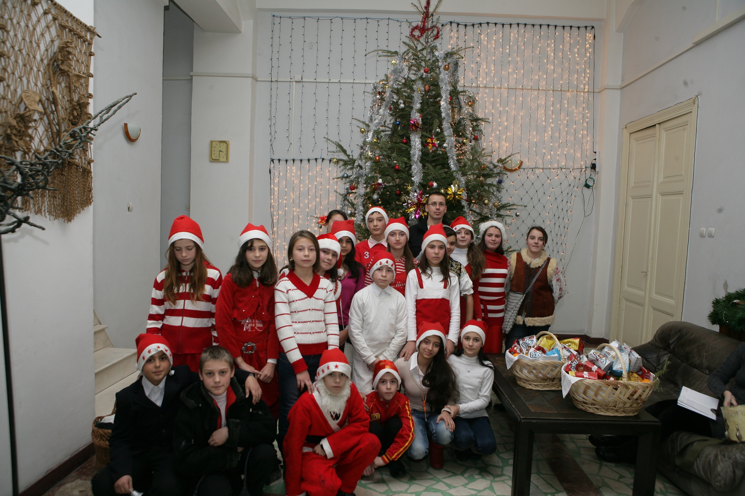 Ca-n vatra satului  Ne-au colindat „Frumuşenii”