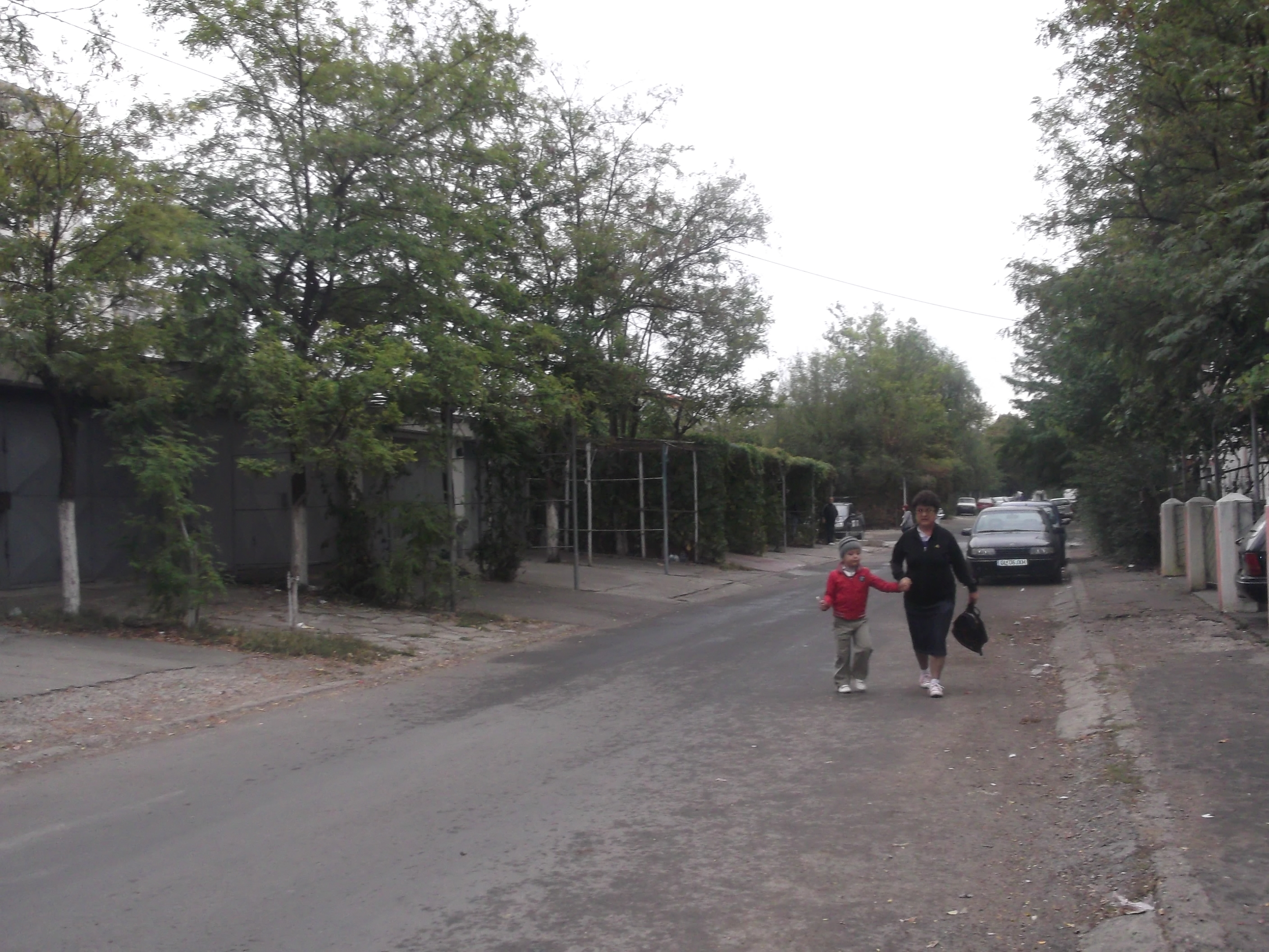 Trotuare care dispar: Grătare şi chindii pe aleile pietonilor 