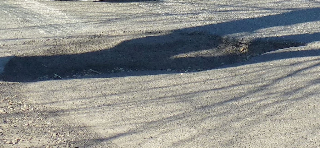 GROAPĂ cu ocolire pe contrasens, pe Aurel Vlaicu. Vezi MESAJUL ŞOFERILOR către PRIMAR (VIDEO&FOTO)