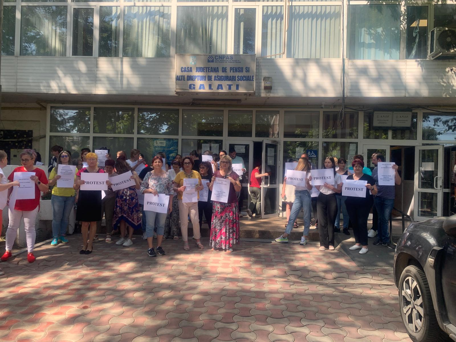 Salariații Casei de Pensii Galați au oprit spontan lucrul. Noi proteste împotriva Guvernului