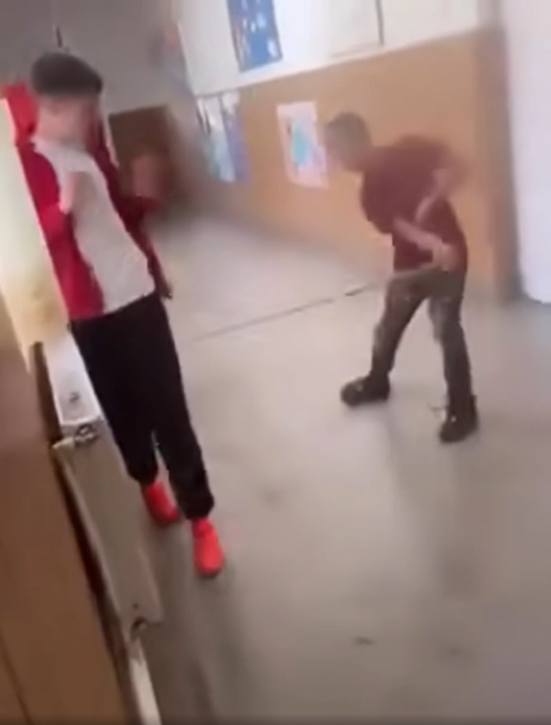 UPDATE. Elev bătut cu sălbăticie de un coleg, pe holul școlii