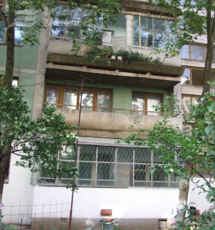 A vrut să plece de-acasă pe geam!