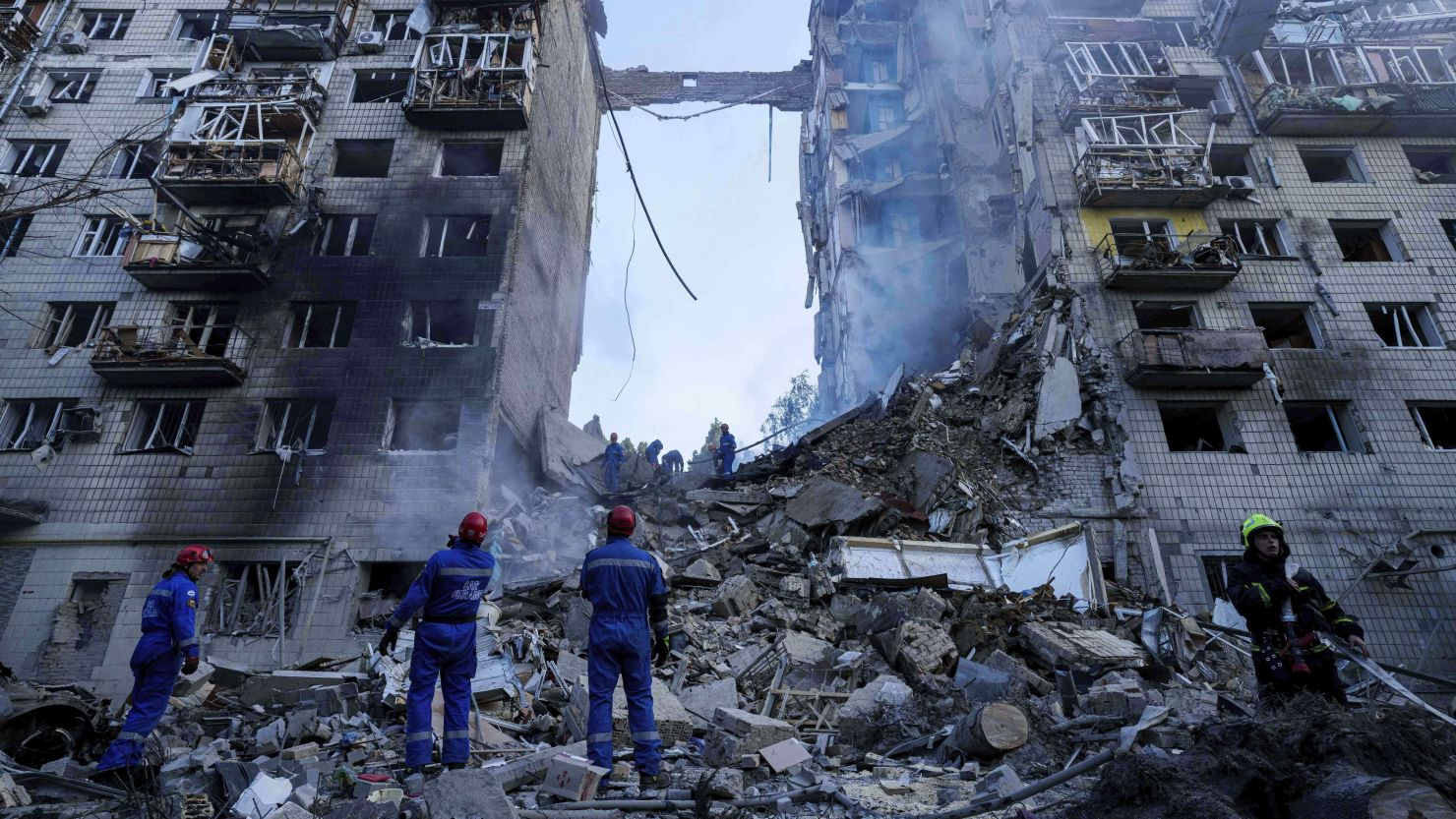 „Terorism pur” la Kiev. 15 morţi și 75 de răniţi în atacuri cu drone şi rachete