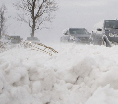 Nămeţi de peste doi metri înălţime pe străzile din Tecuci