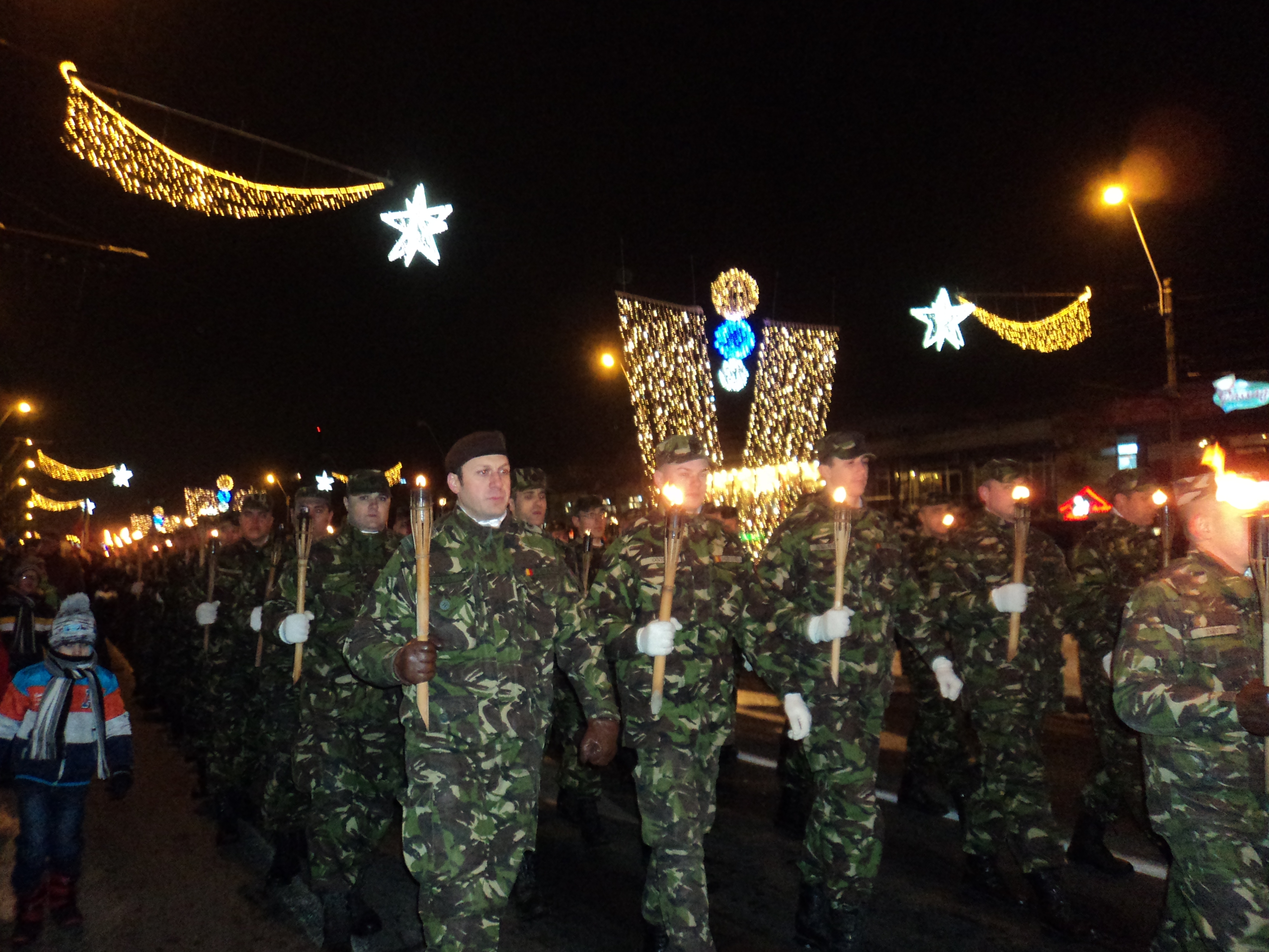ZIUA NAŢIONALĂ A ROMÂNIEI/ Zeci de gălăţeni au DEFILAT alături de militarii cu TORŢE (VIDEO)