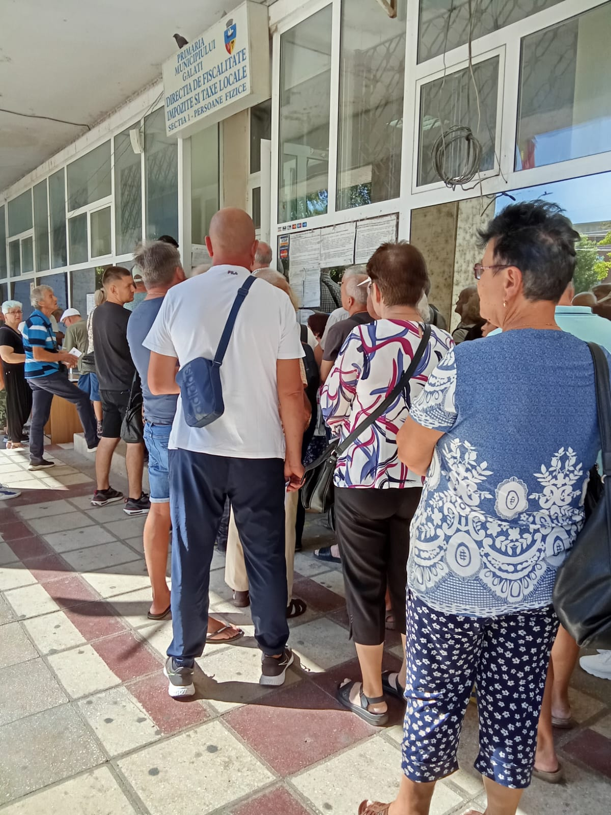 Coada de la Romarta - mall pentru pensionari