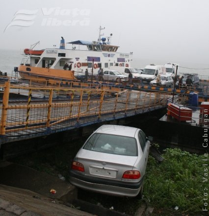 Cu maşina, bâldâbâc, în Dunăre (VIDEO)