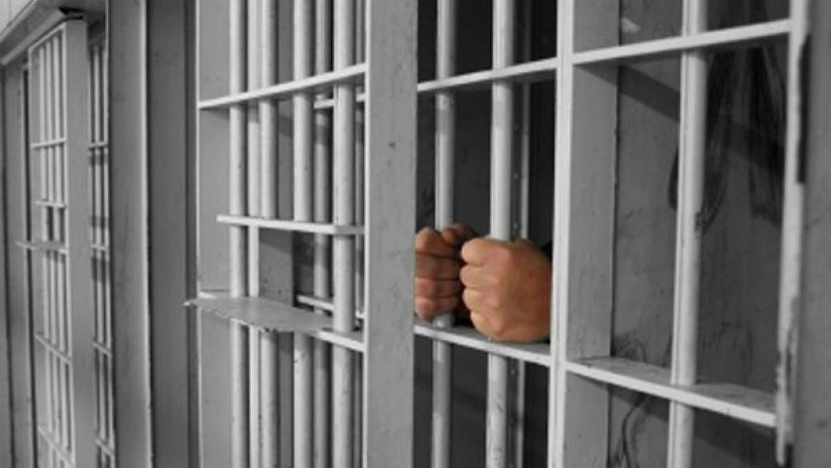 Tot mai mulți români condamnați scapă de închisoare în străinătate