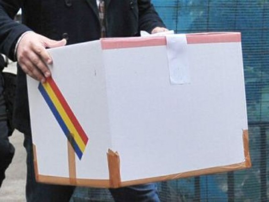 Sute de arestați vor alege președintele la urna mobilă