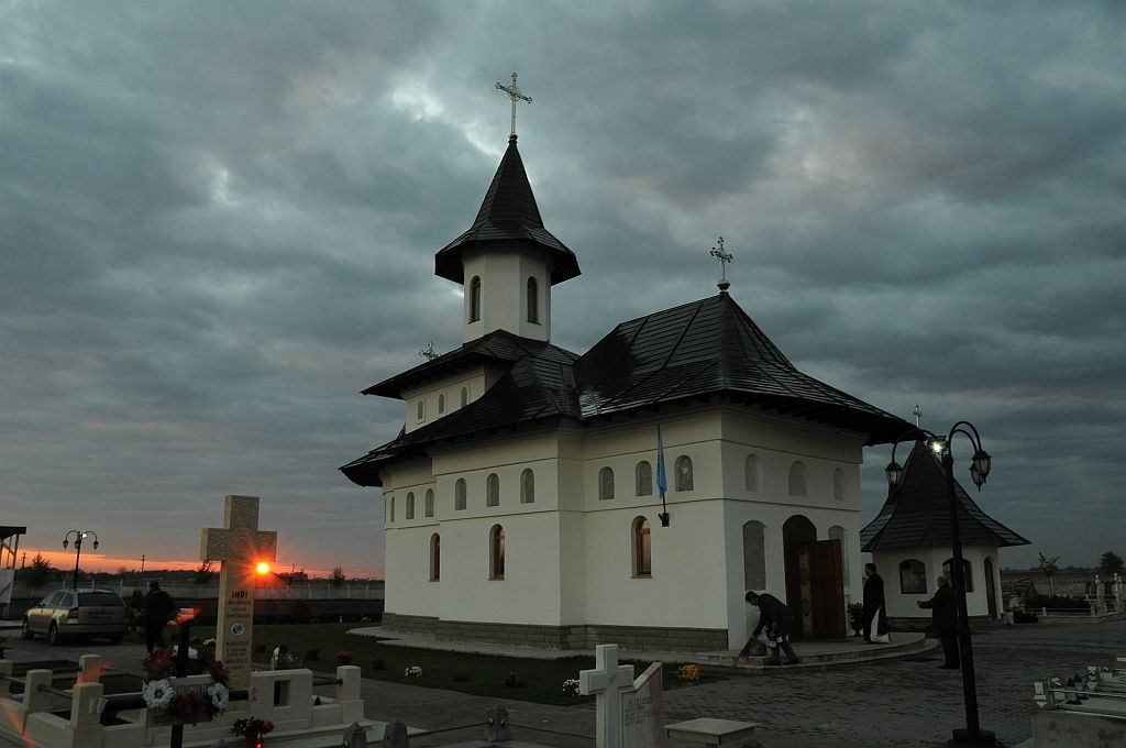 Inginerul Gavrilă Tuchiluş a construit o BISERICĂ la Cosmeşti, în amintirea soţiei sale