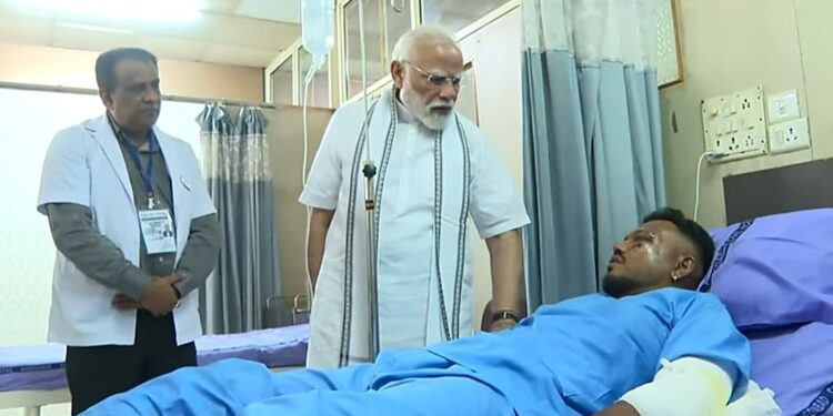 Un tânăr a supraviețuit prăbușirii avionului Air India