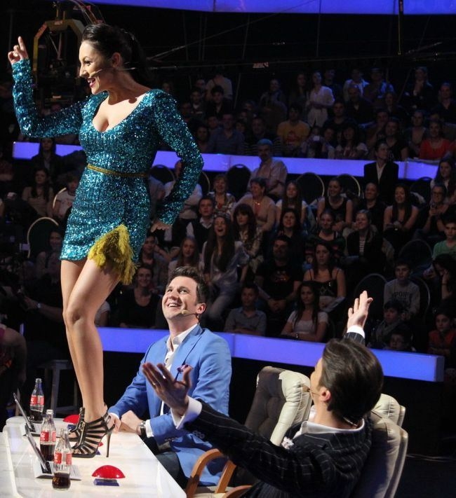 Sânii Andrei cântă la vioară