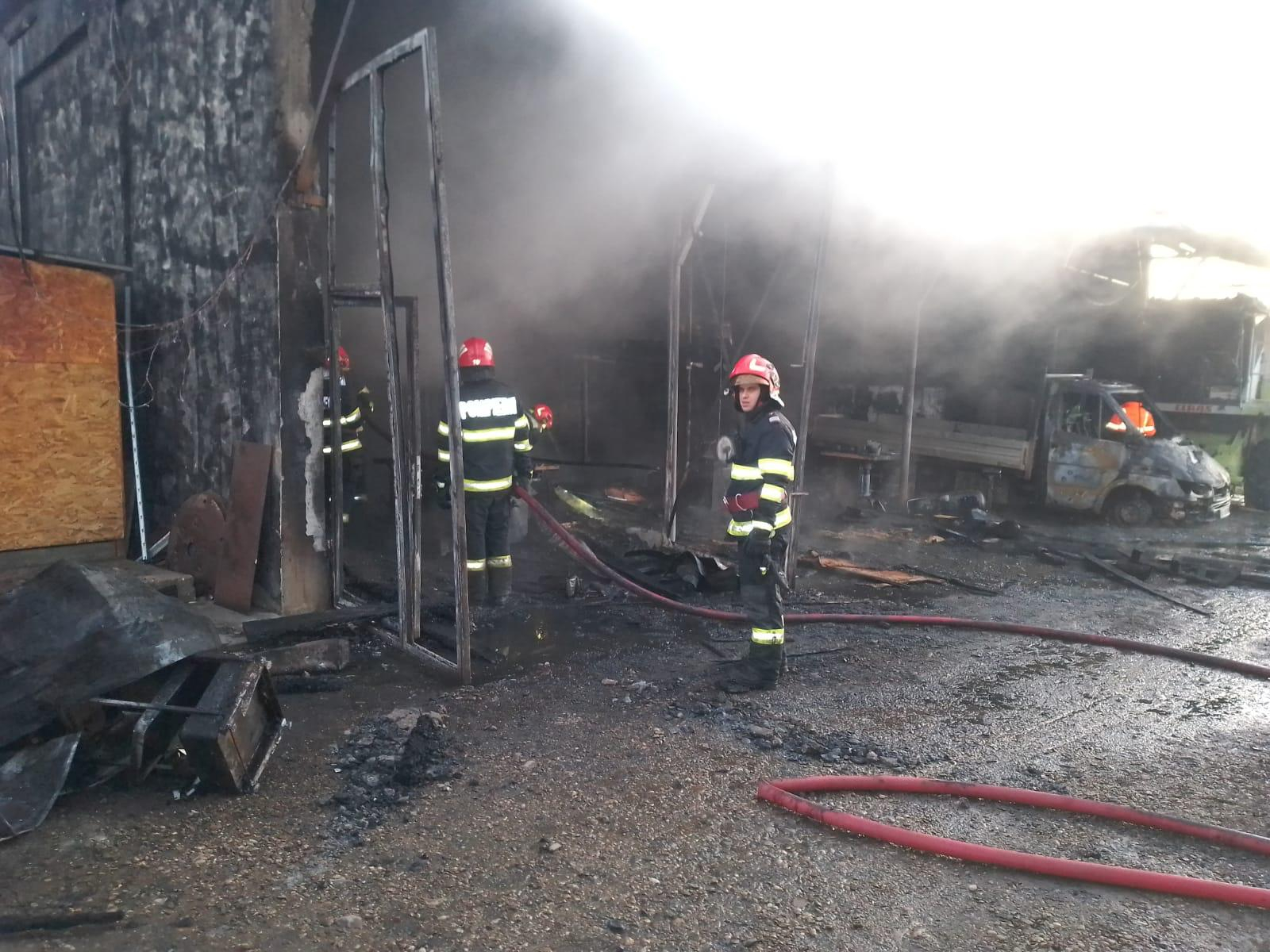 Incendiu devastator în această dimineaţă. Salvatorii ISU au intervenit