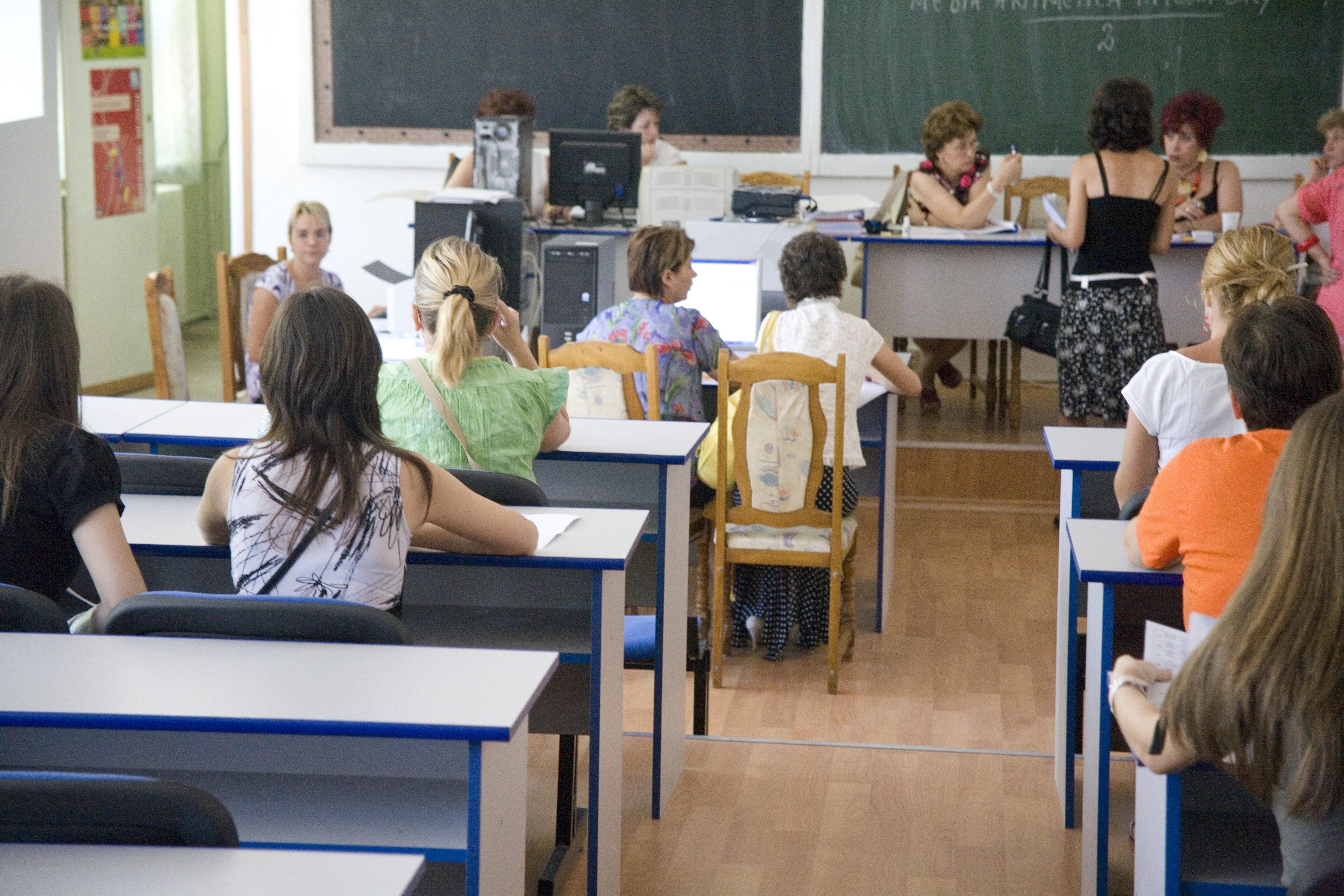 "Fondul clasei" şi "atenţia" pentru învăţătoare/ Ce spun profesorii şi părinţii din alte state despre aceste cutume