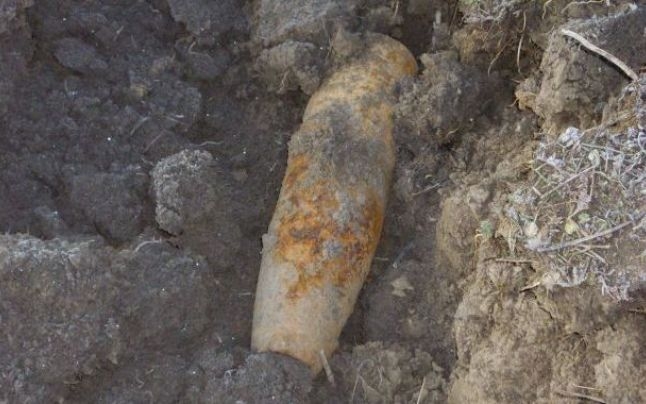 PROIECTIL de tun DESCOPERIT sub prispa unei case dintr-o comună gălăţeană