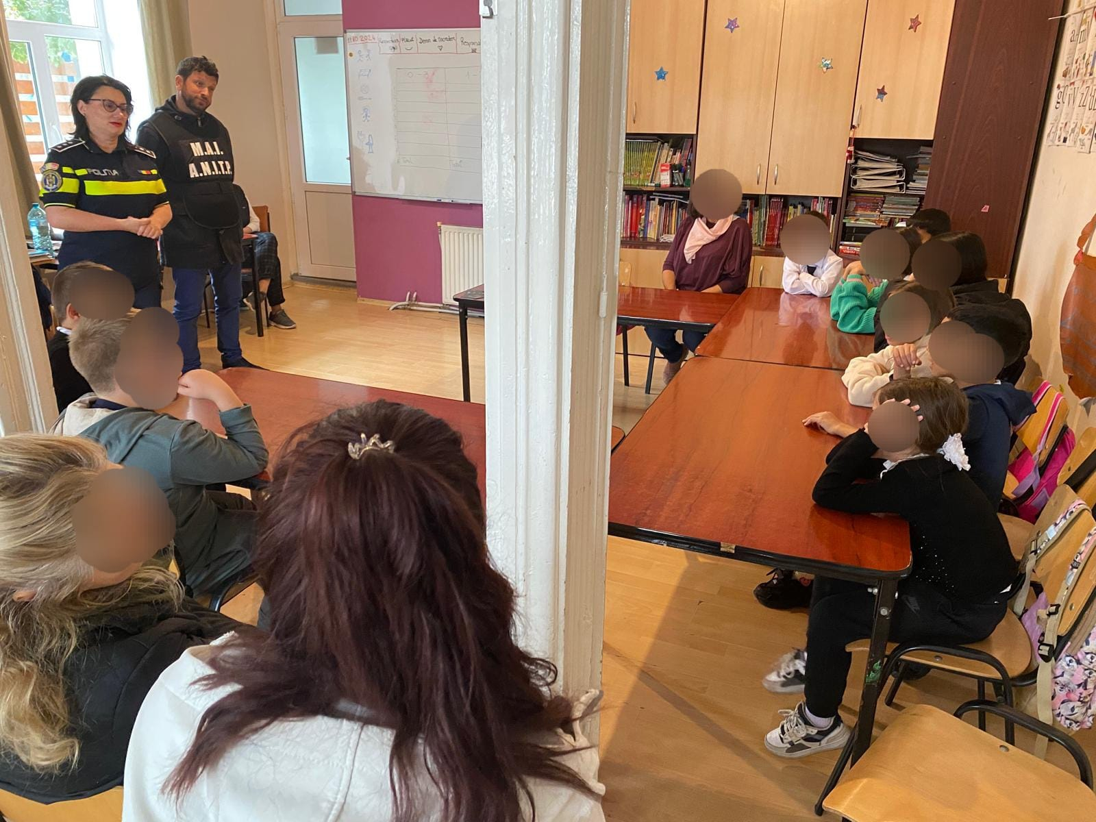 Copii de-o șchioapă, învățați „să nu meargă cu străinii”