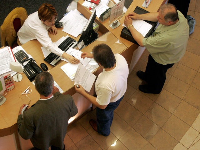 Cresc salariile angajaților din bănci