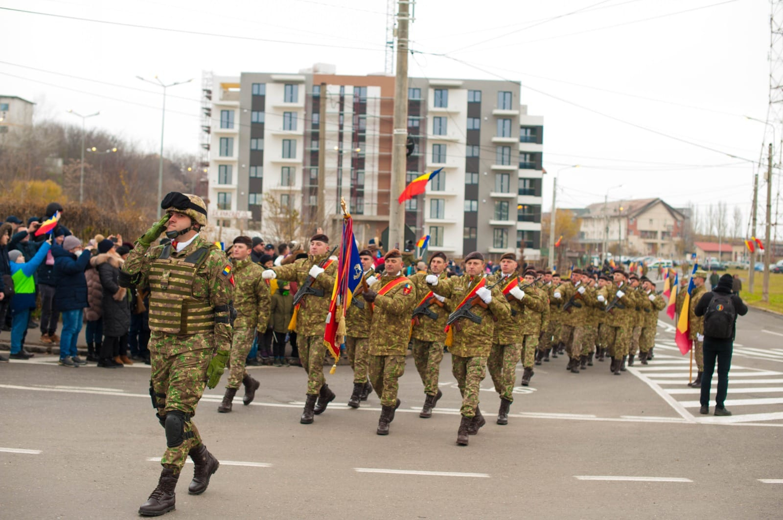 Câteva sute de gălăţeni, la defilarea de 1 Decembrie (foto/video)