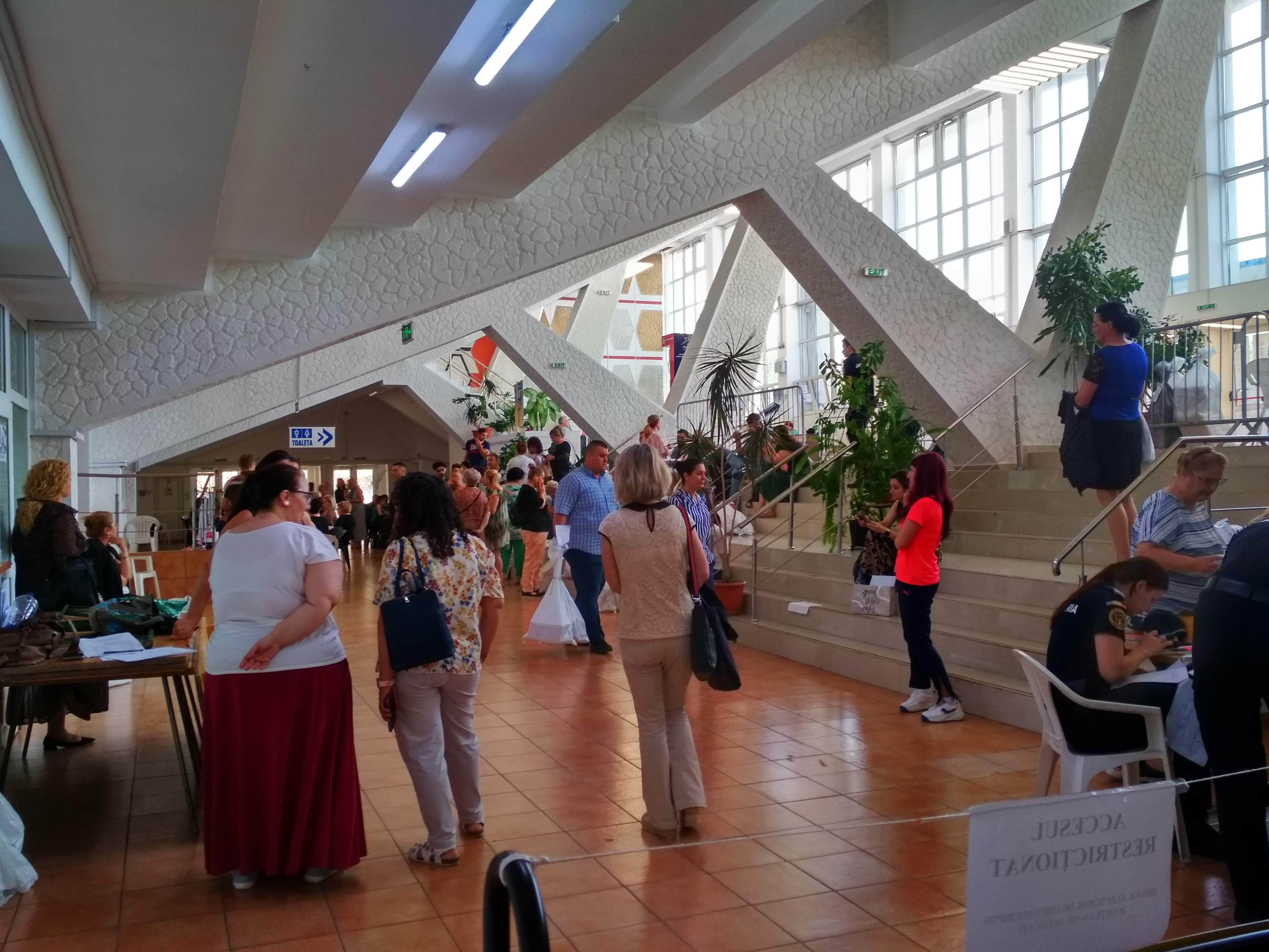 Activitate în prelungiri la birourile electorale