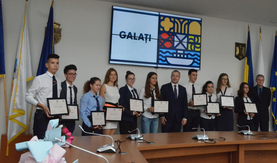Elevii de 10, premiaţi de Primărie