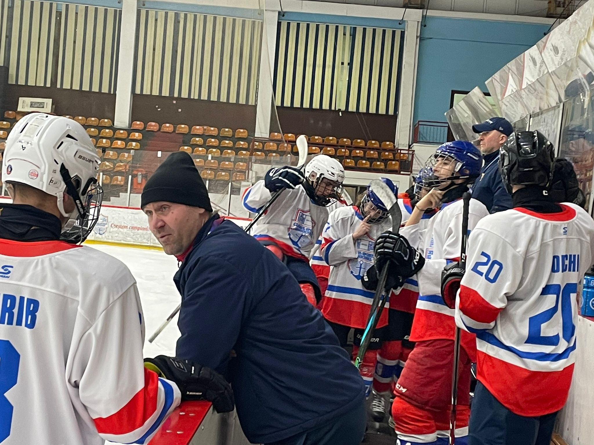 Dispută Under 17 la patinoar. Din sportul gălăţean