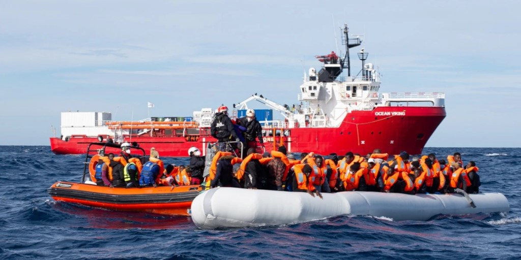 Zeci de migranți, salvați pe mare de Ocean Viking