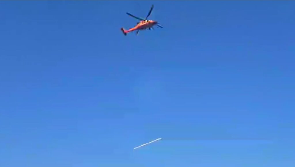 Stâlpi de electricitate transportați cu elicopterul, în județul Galați