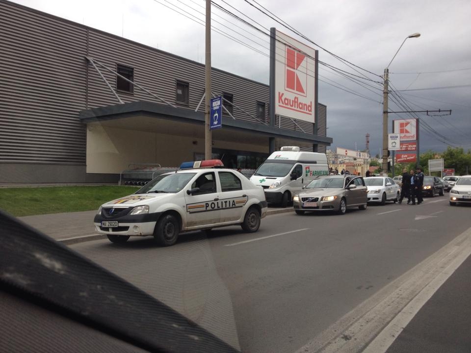 Când un Volvo şi un BMW nu mai au loc în trafic, câştigă...Loganul! "Băieţi buni" amendaţi pentru şicane