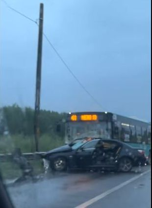 UPDATE. Un autoturism şi un autobuz s-au ciocnit în zona cartierului Cantemir (VIDEO)