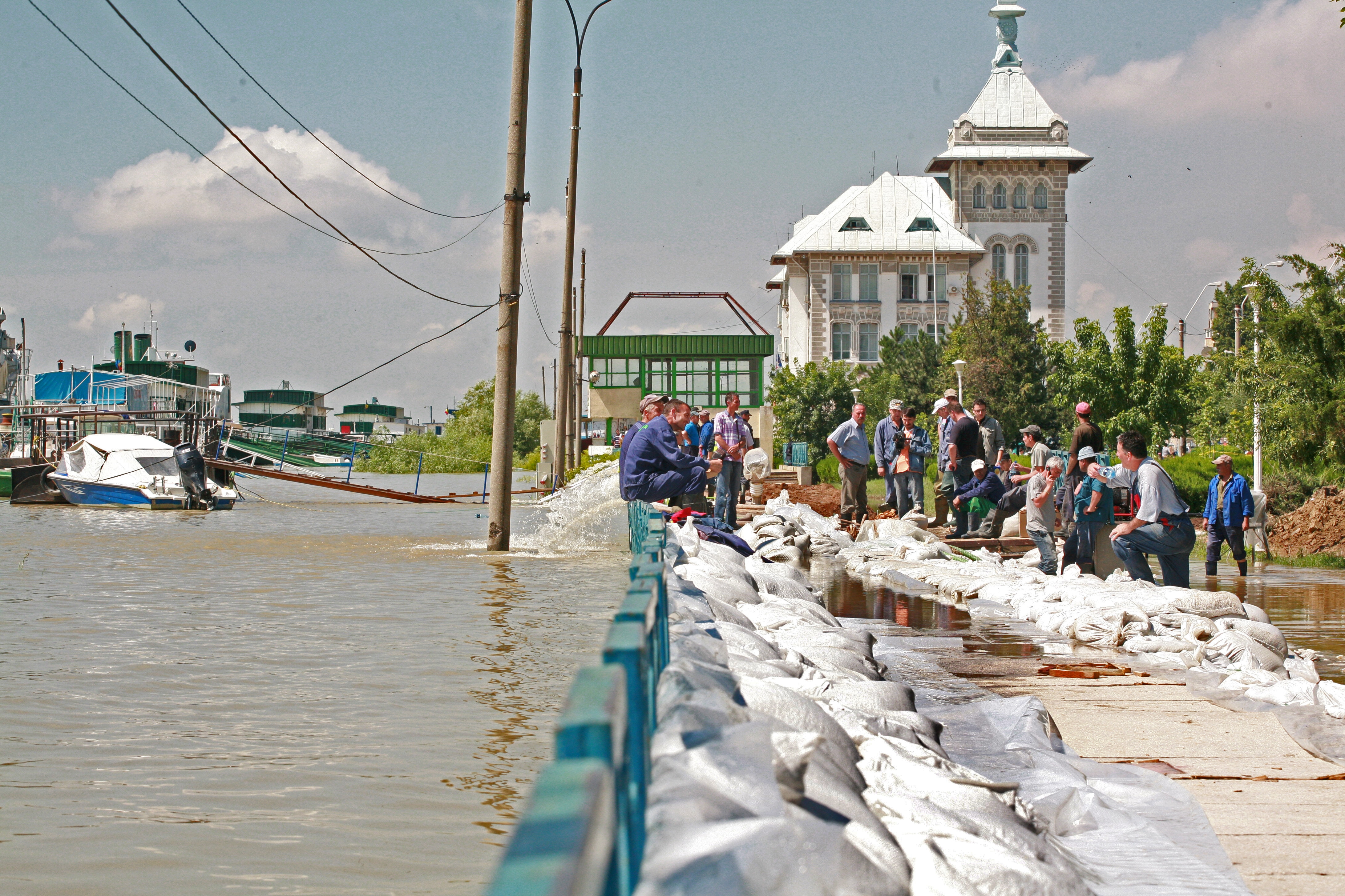 Vine VIITURA, suntem pregătiţi? Galaţiul se apără de INUNDAȚII cu vorbe goale