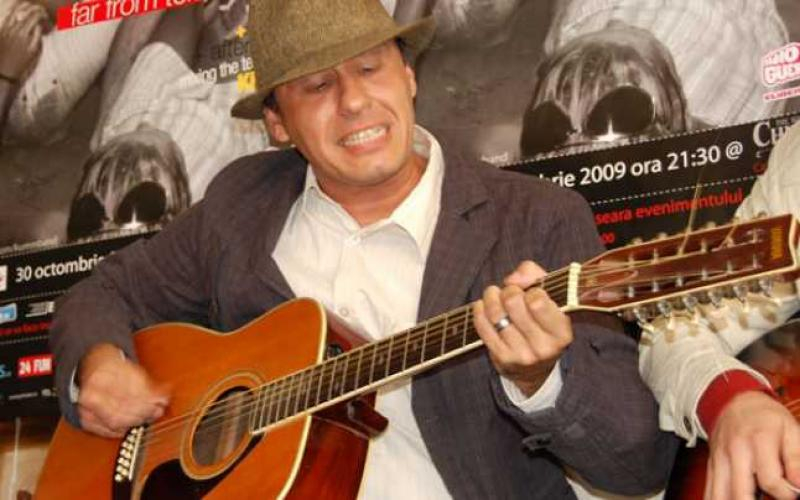 Un chitarist, trei trupe şi un spectacol inedit