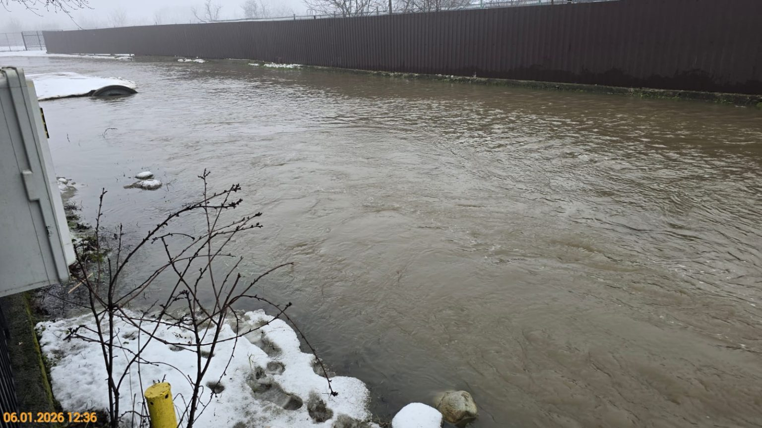 Lac revărsat pe străzi la Târgu Jiu, din cauza ploilor abundente